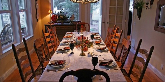 thanksgiving-table-1443940 Healthy Dental Tips for Thanksgiving